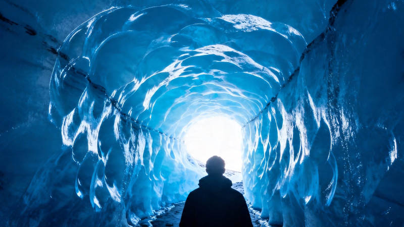 冰洞尽头的光图片