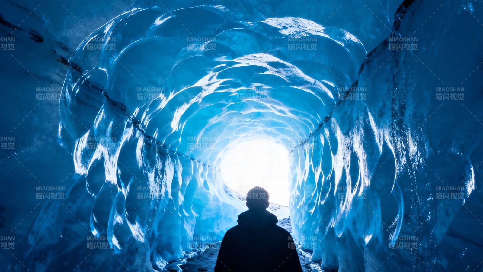 冰洞尽头的光图片