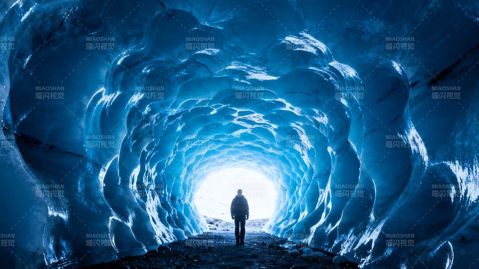 冰洞尽头的光图片