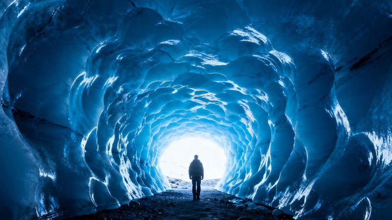 冰洞尽头的光图片