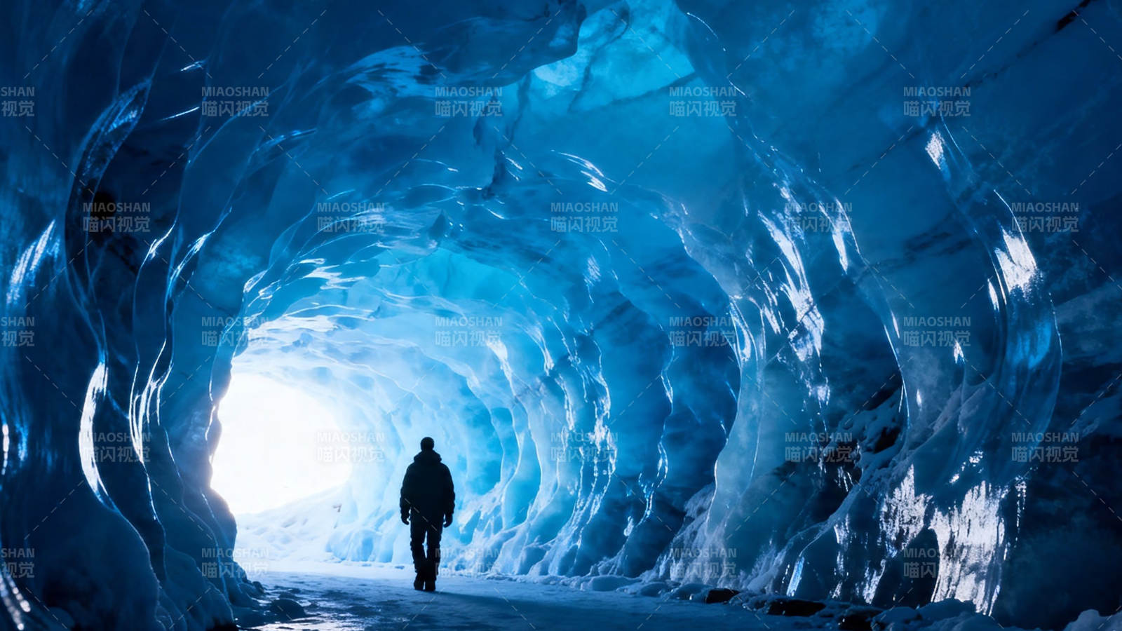 冰洞深处 一人独行向光图片