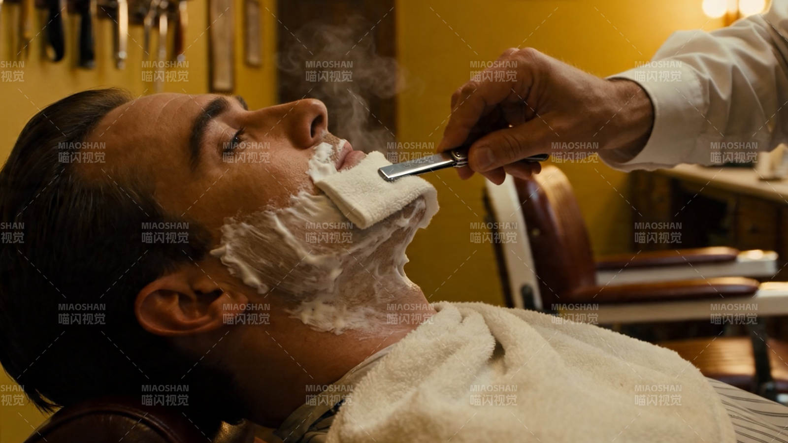 理发师剃须 蒸汽缭绕图片