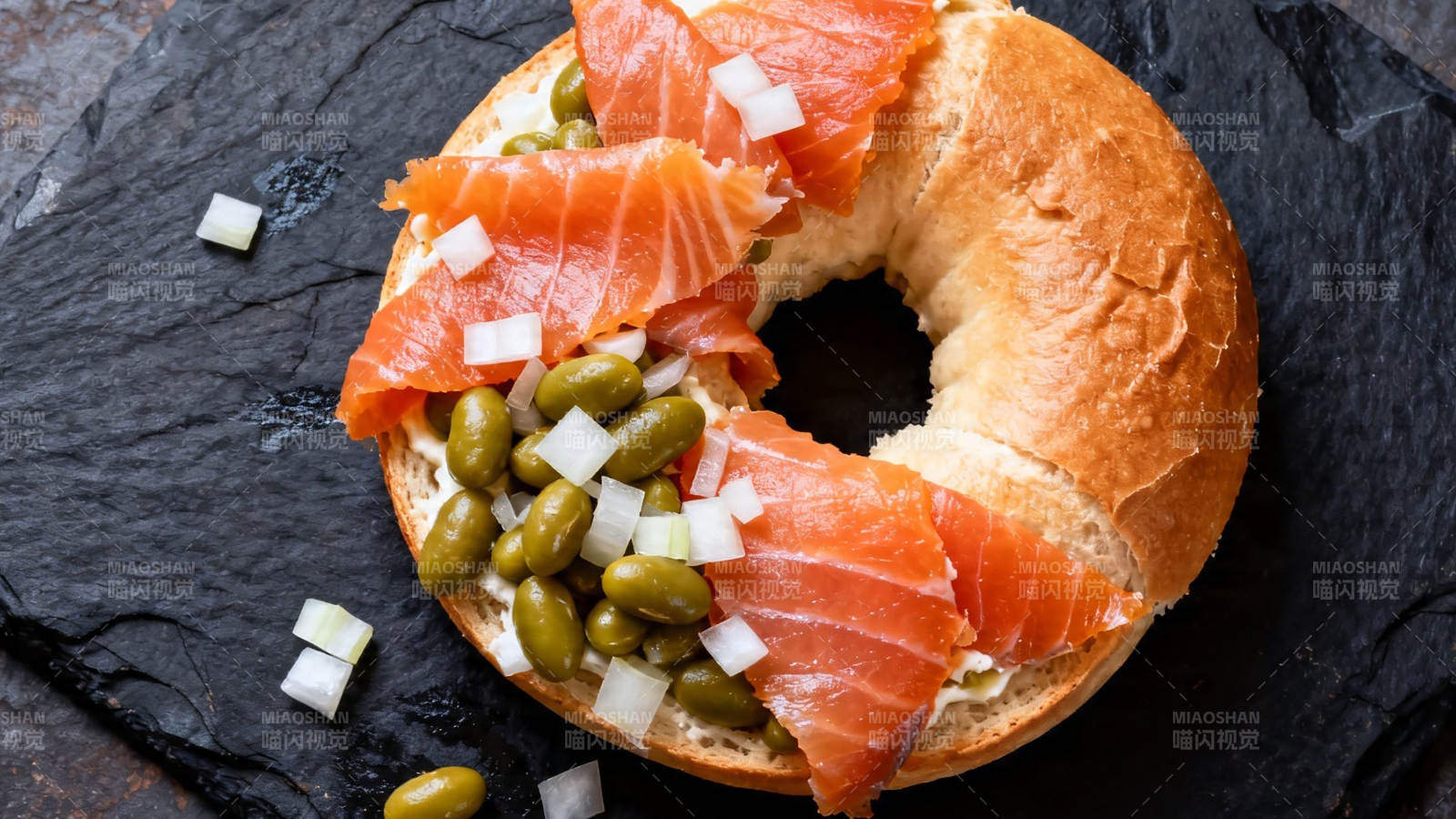 烟熏三文鱼贝果配酸豆洋葱图片