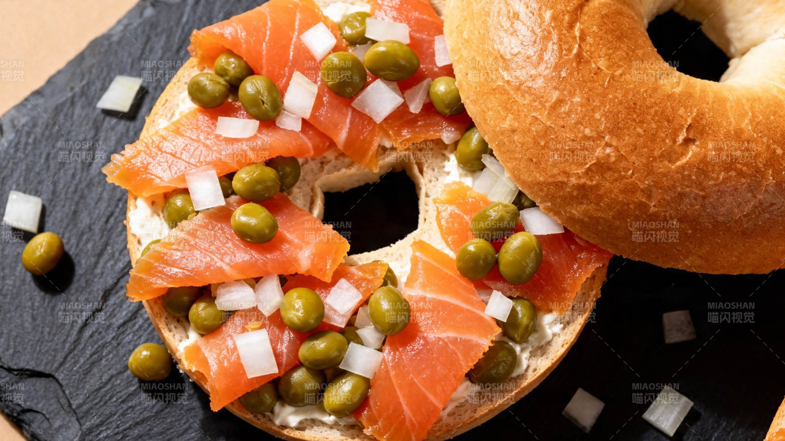 烟熏三文鱼贝果配青豆洋葱图片