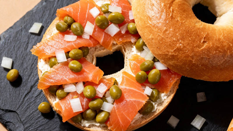 烟熏三文鱼贝果配青豆洋葱图片