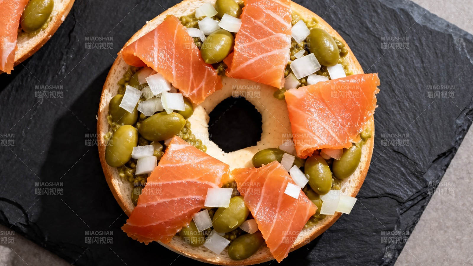 三文鱼橄榄贝果拼盘图片