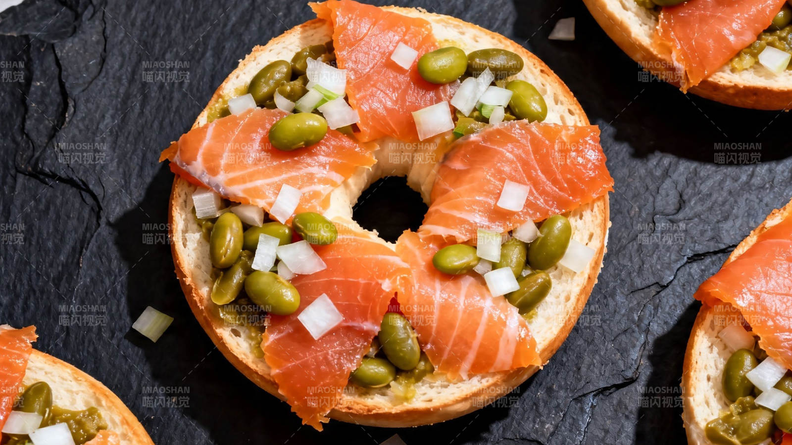 三文鱼贝果配青豆洋葱图片