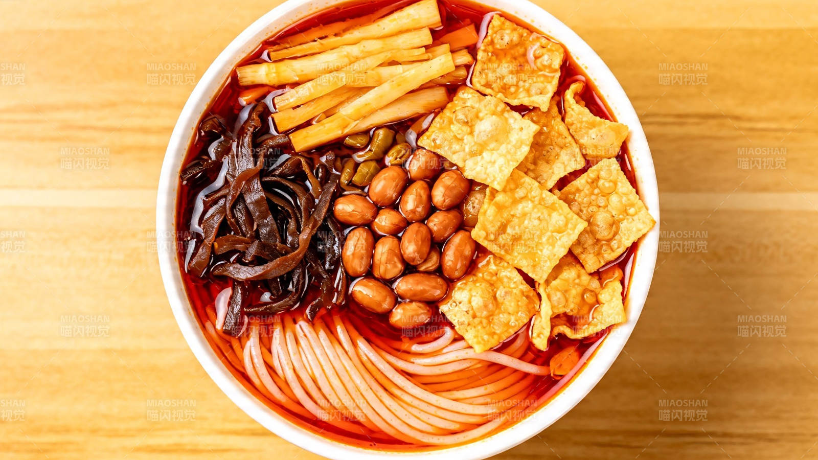 螺蛳粉 红汤配豆皮花生木耳图片