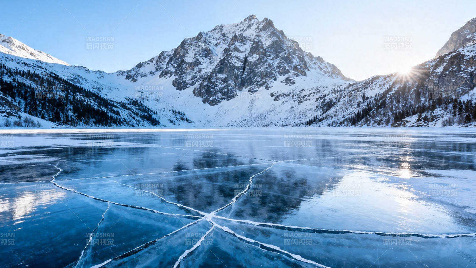 雪山映冰湖 裂纹如画境图片