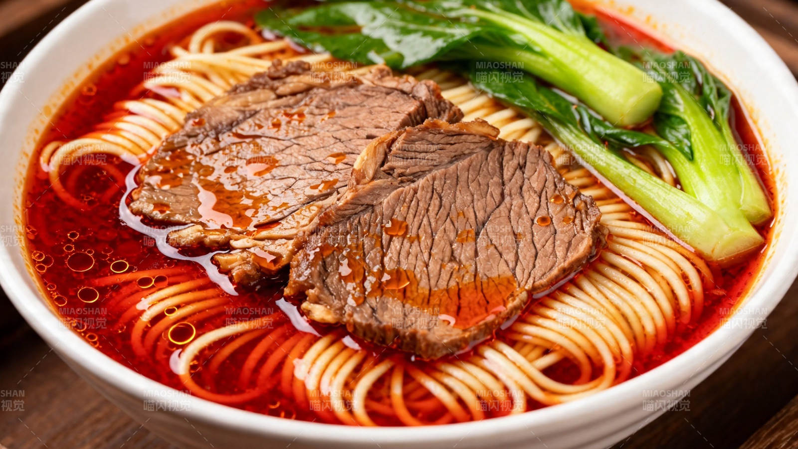 红油牛肉面配青菜图片