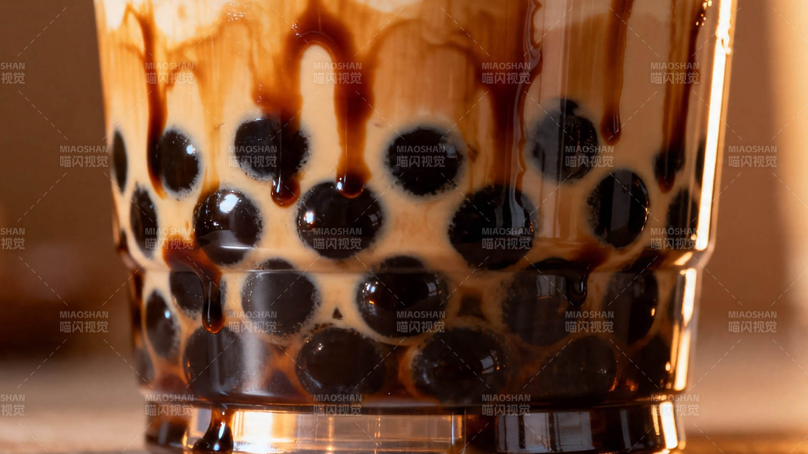 珍珠奶茶特写 黑糖挂壁诱人图片