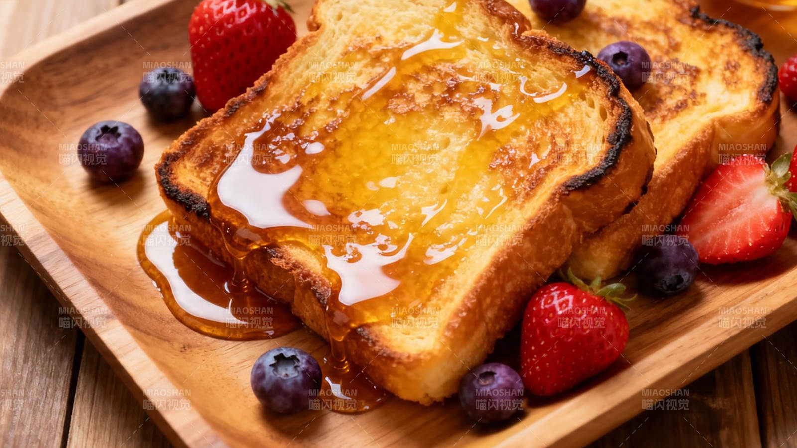 法式吐司配莓果蜂蜜图片