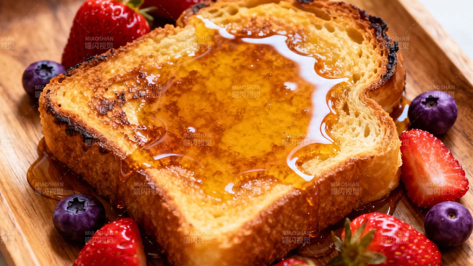 蜂蜜吐司配鲜果早餐图片