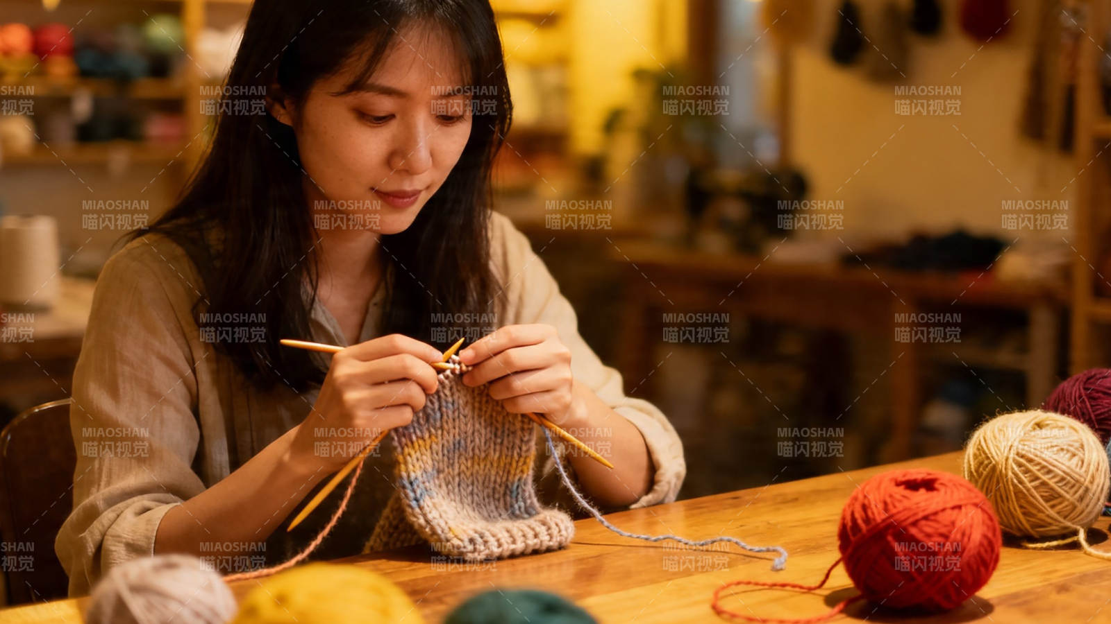 女子专注编织毛线作品图片