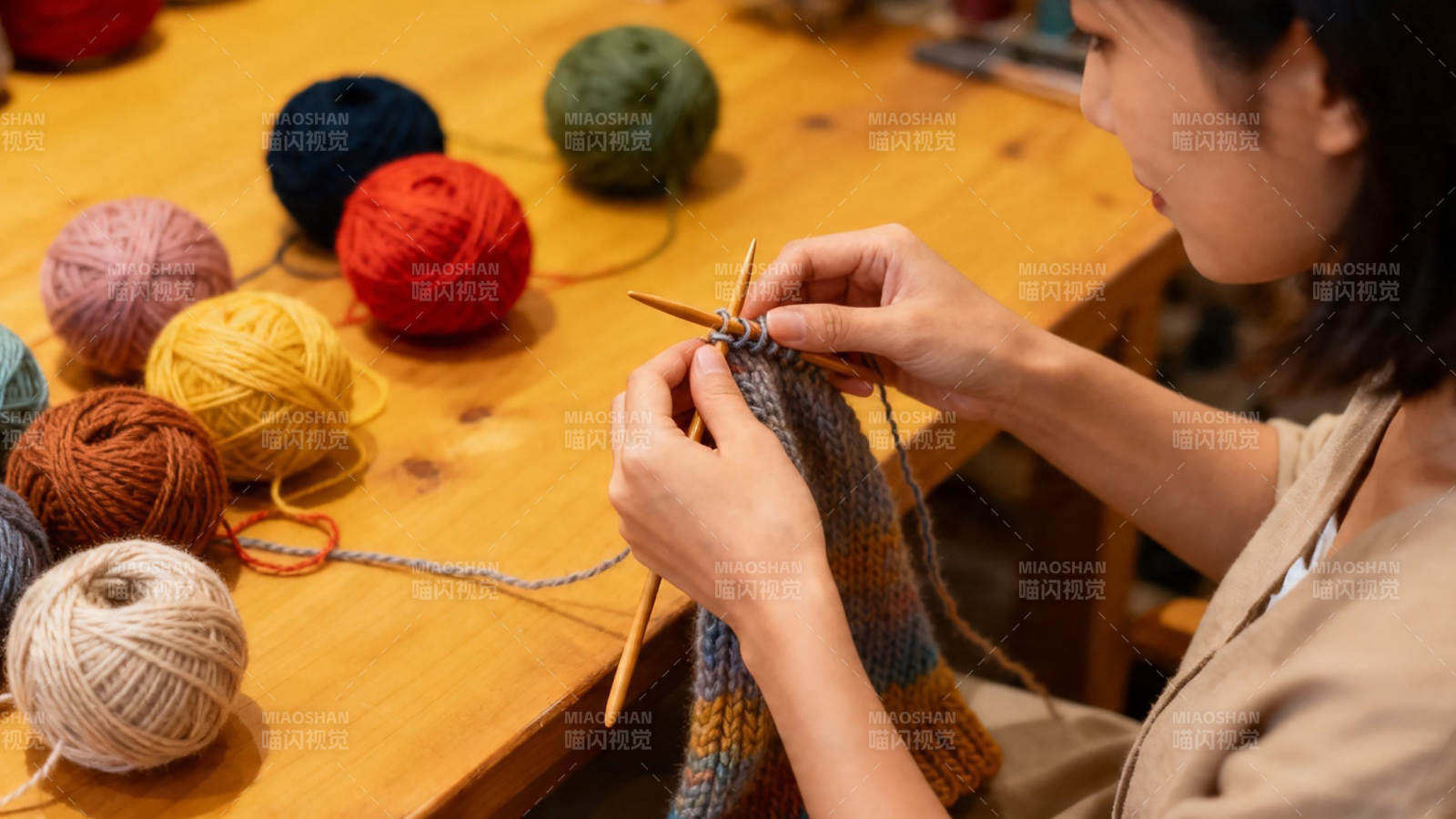 女子专注编织彩色毛线图片