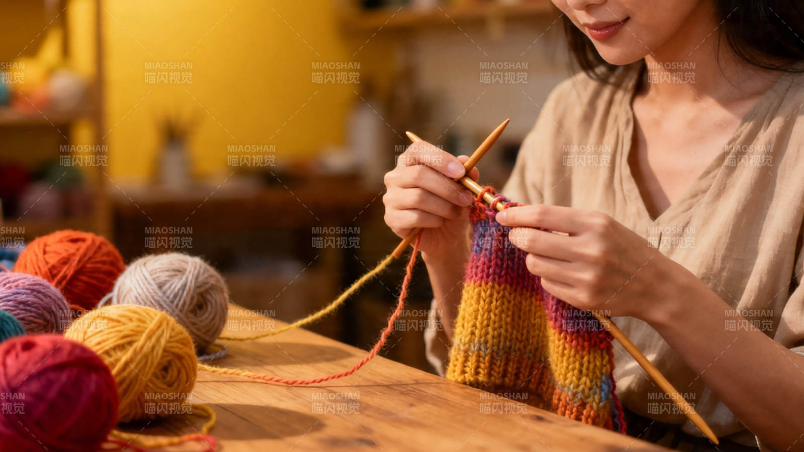 女子专注编织彩色毛线图片