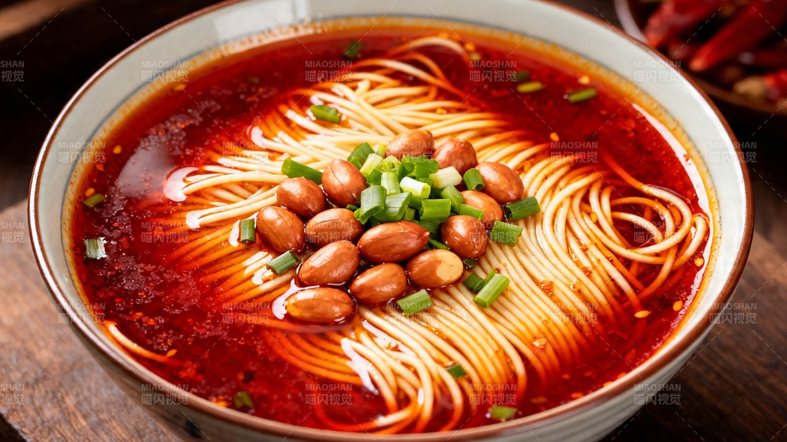 红油花生葱花面图片