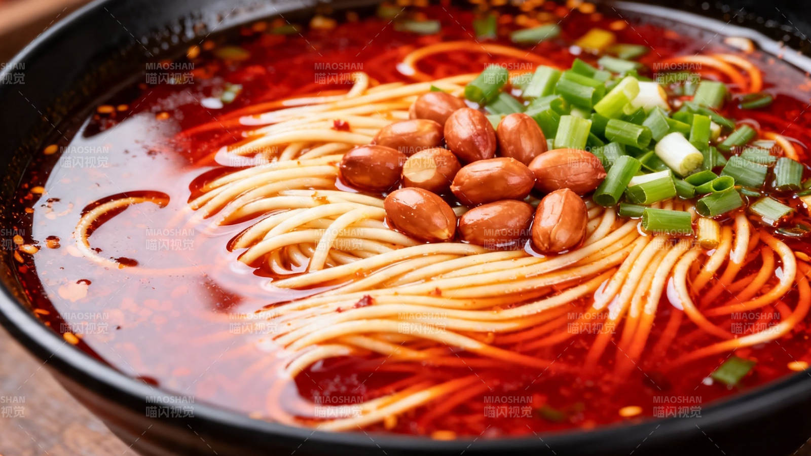 红油花生葱花面图片