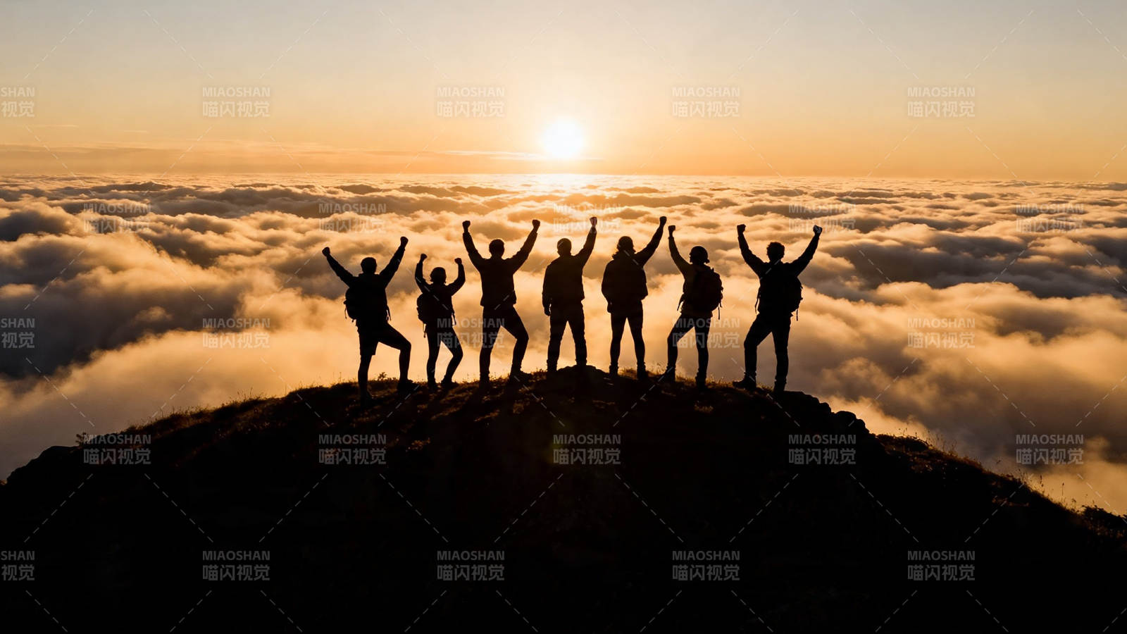 山顶欢呼 云海日出图片