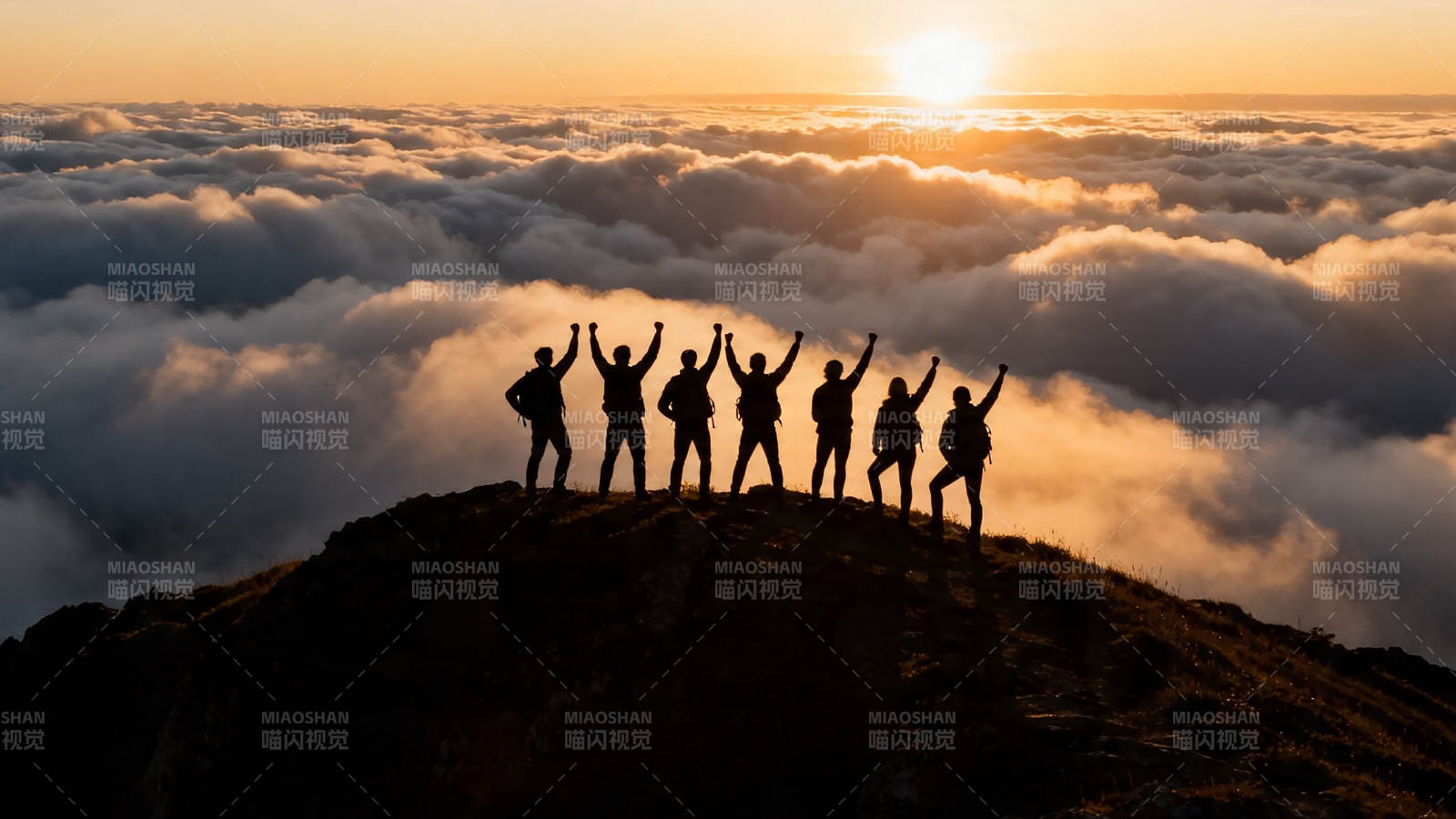 山顶欢呼 云海日出图片