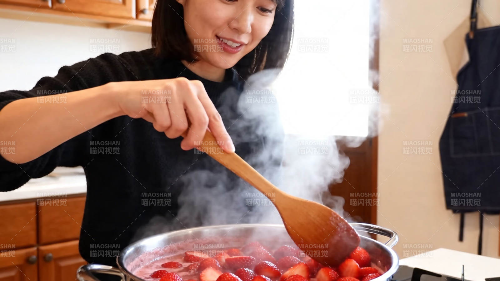 女子煮草莓 蒸汽腾腾香满屋图片