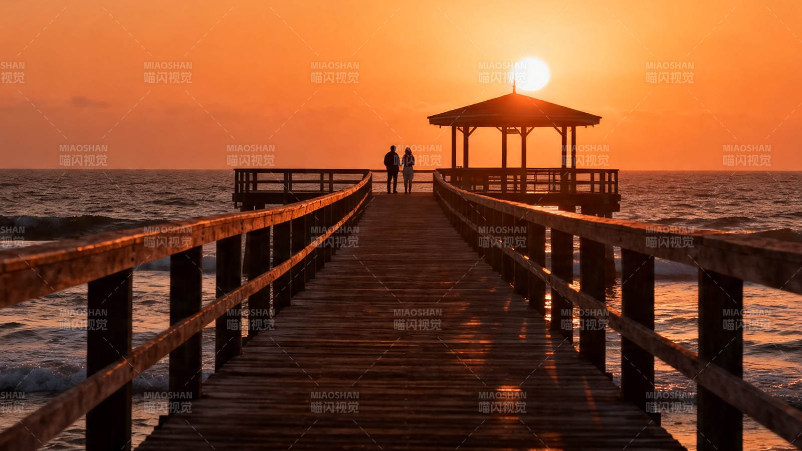 夕阳栈桥 双人剪影图片