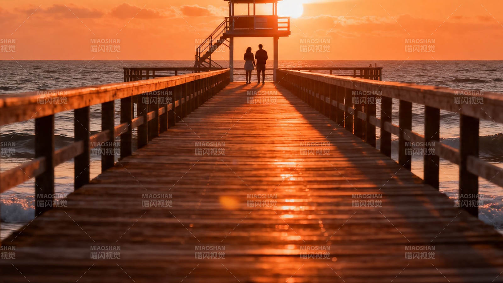 夕阳栈桥 双人剪影图片
