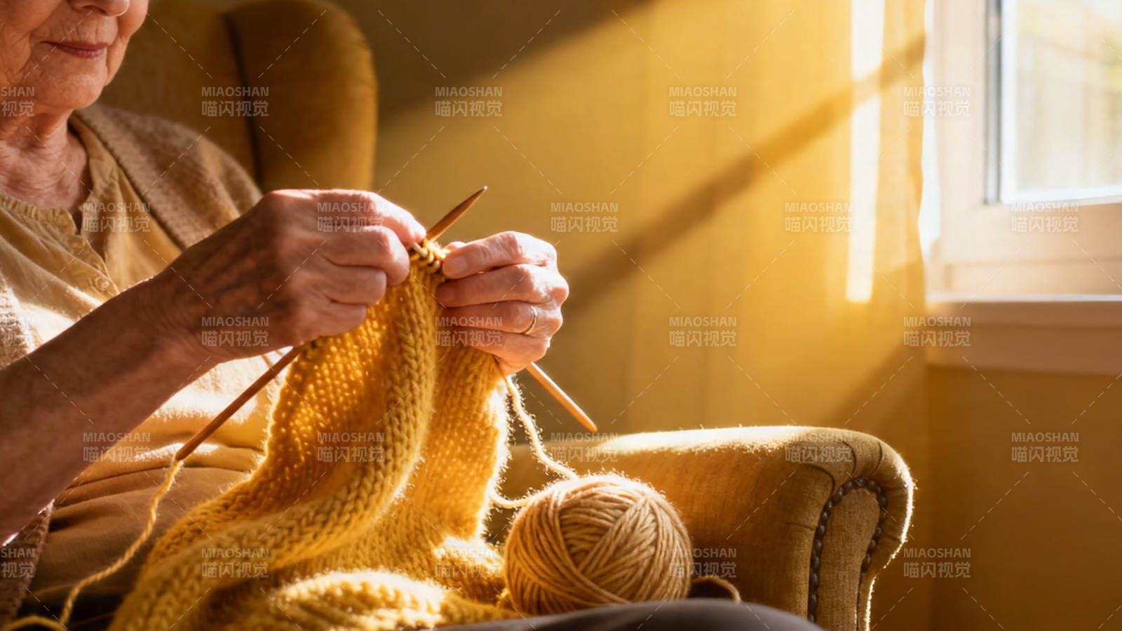 暖阳下织毛衣的奶奶图片