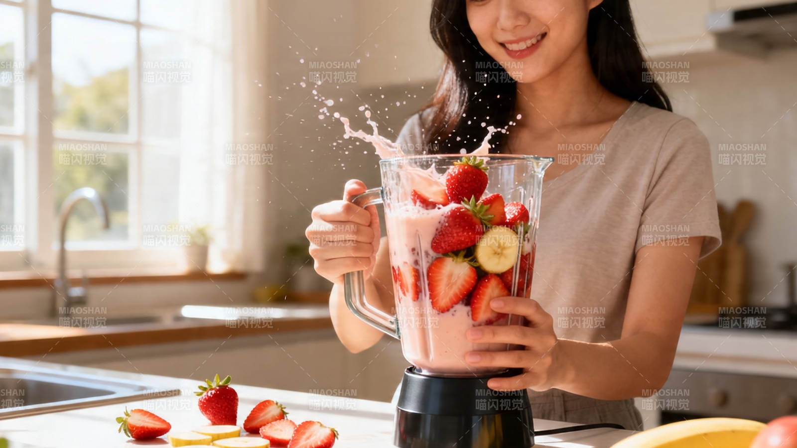 草莓奶昔制作中 溅起欢乐水花图片