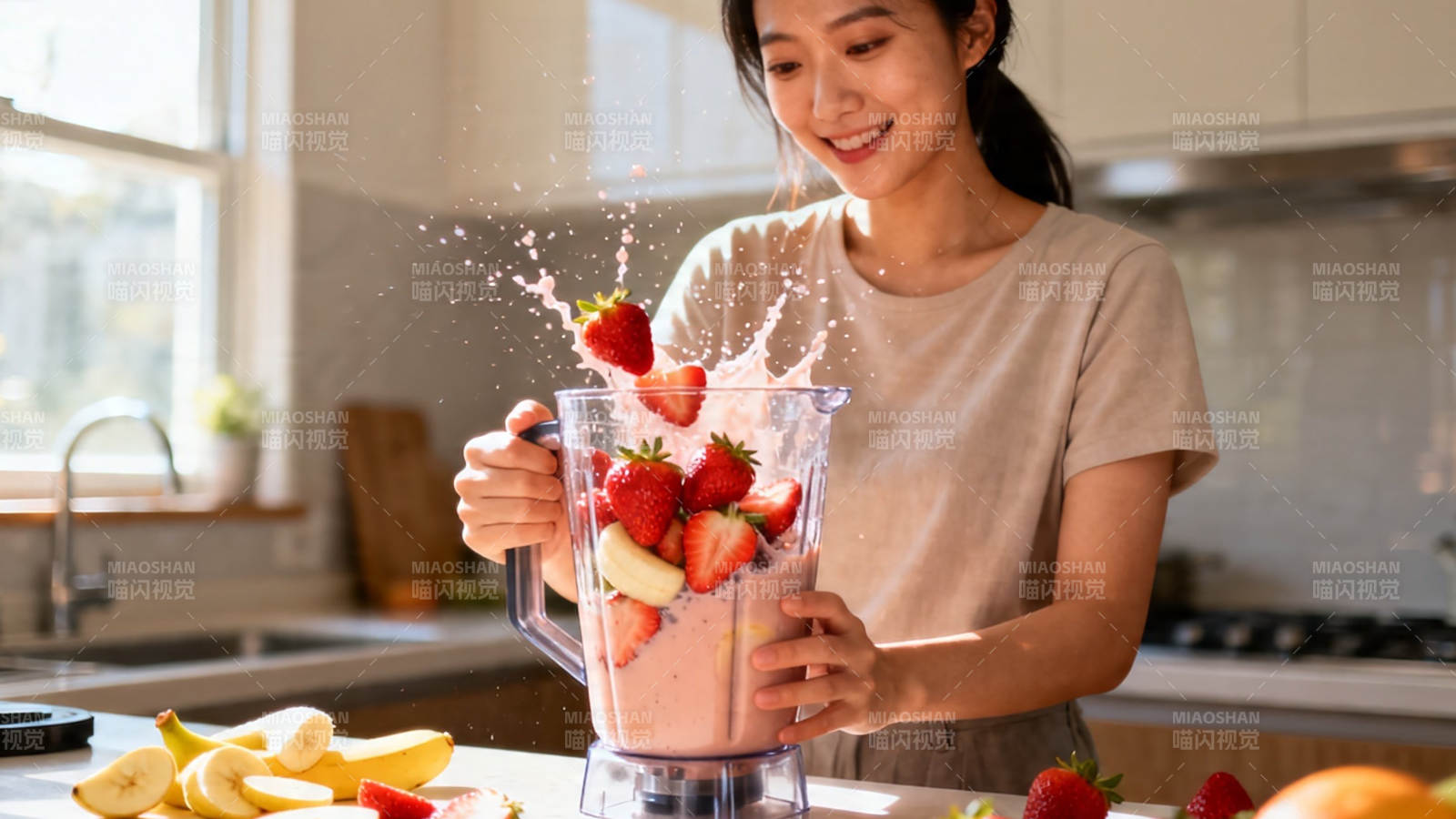 草莓香蕉奶昔制作中图片