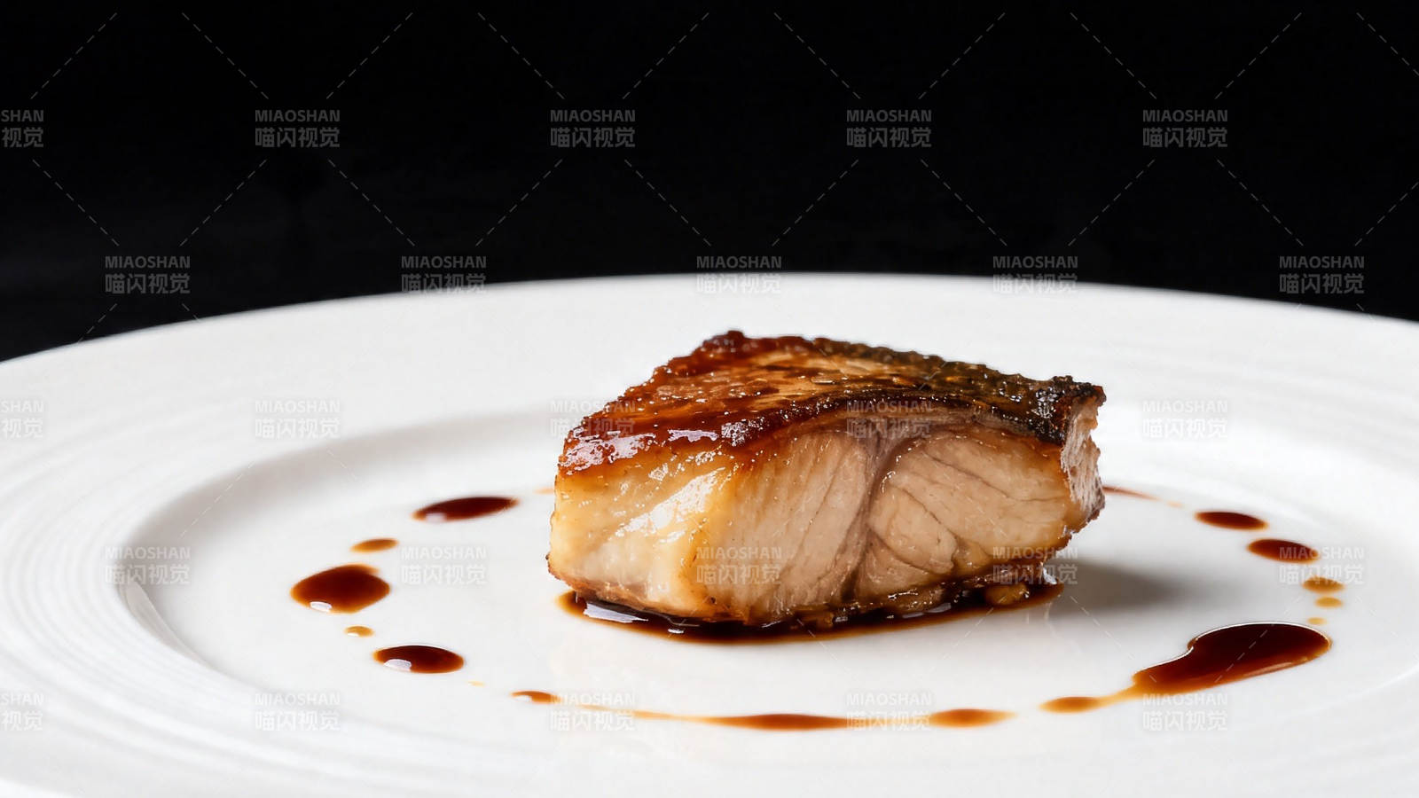 香煎鱼排配酱汁图片