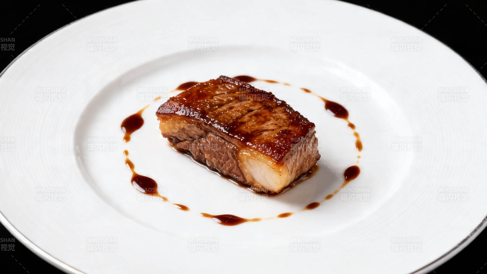 香煎五花肉配酱汁摆盘图片