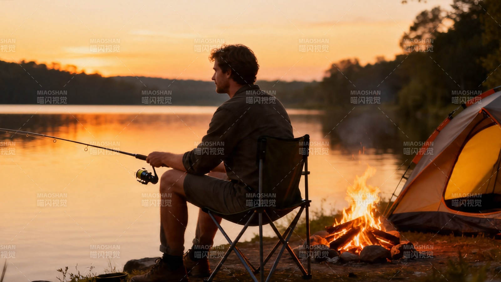 夕阳湖畔 篝火旁垂钓露营图片