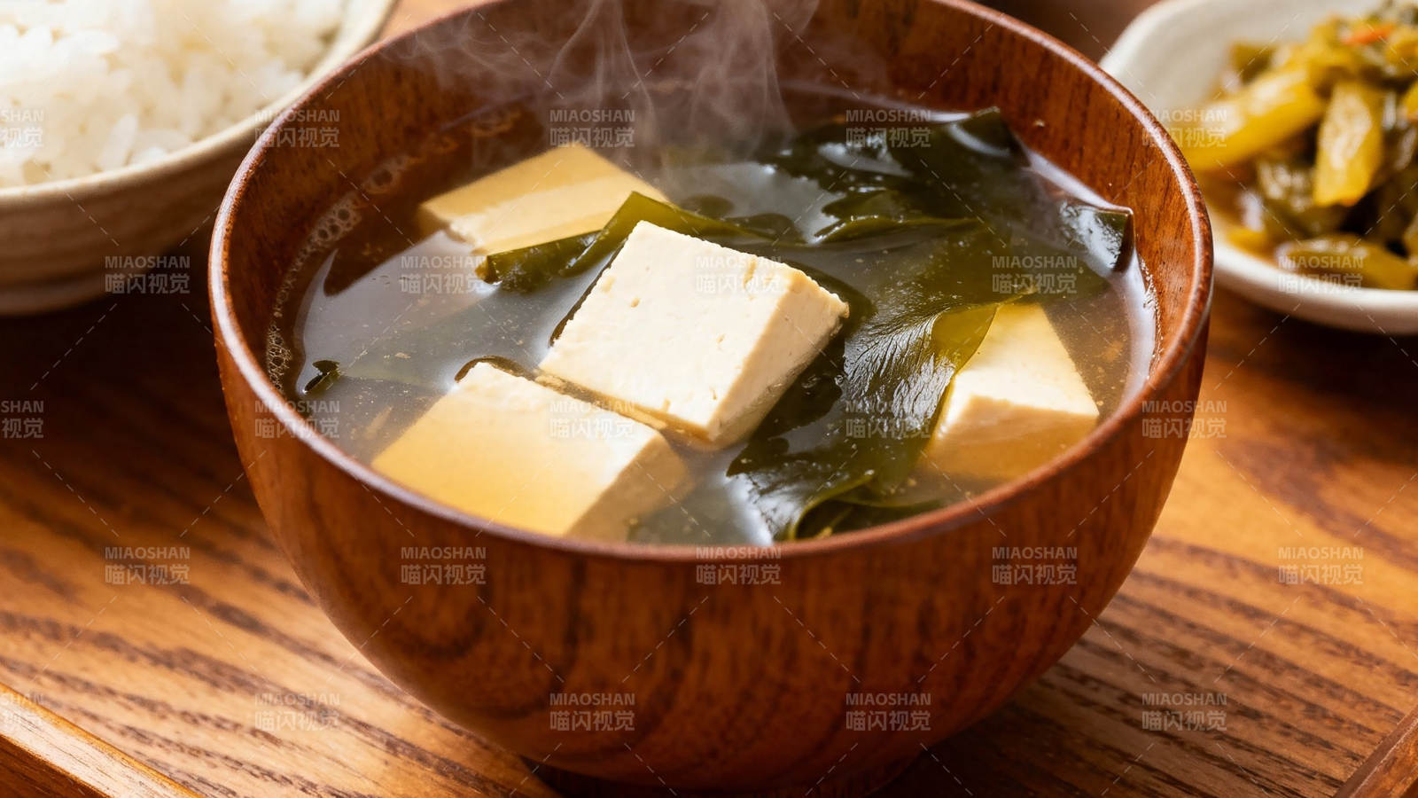 热腾腾的豆腐海带汤图片