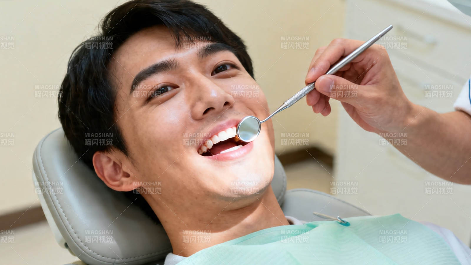 牙科检查 笑容灿烂图片