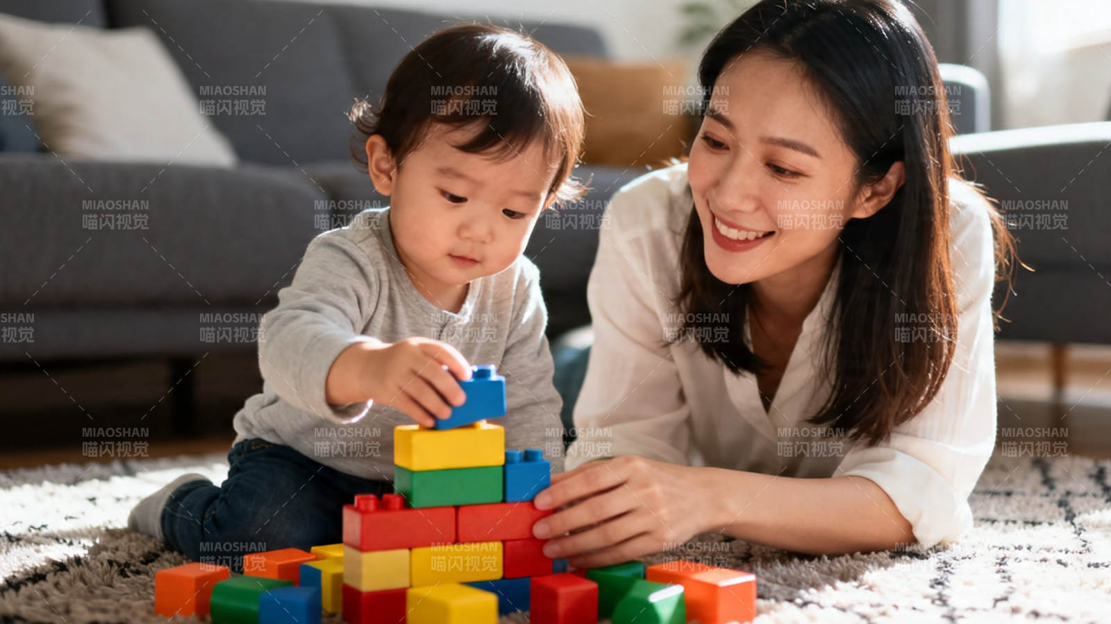 母子乐搭积木 温馨时光图片