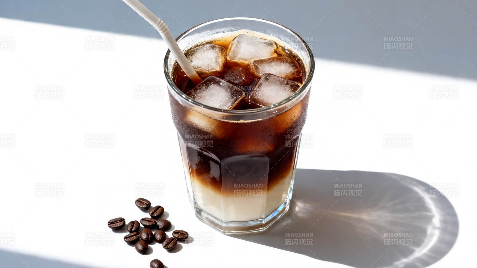 冰咖啡配豆 夏日清凉饮图片