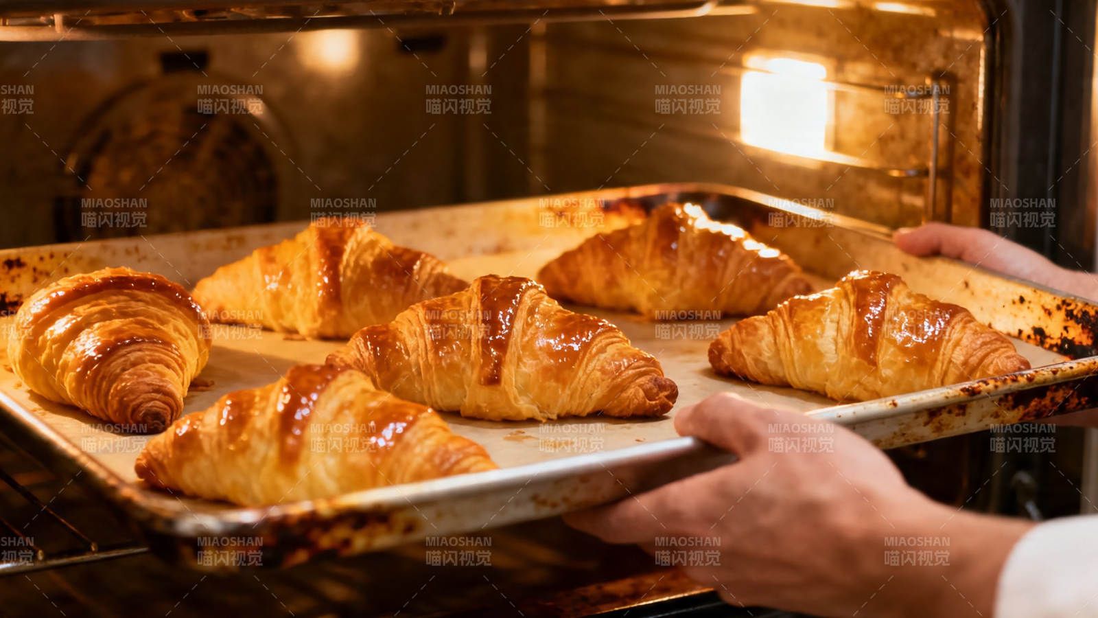 烤箱中金黄酥脆的羊角面包图片