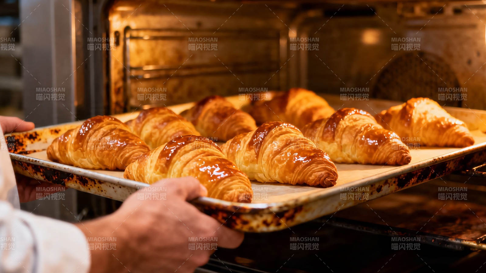 出炉金黄可颂 香气四溢图片