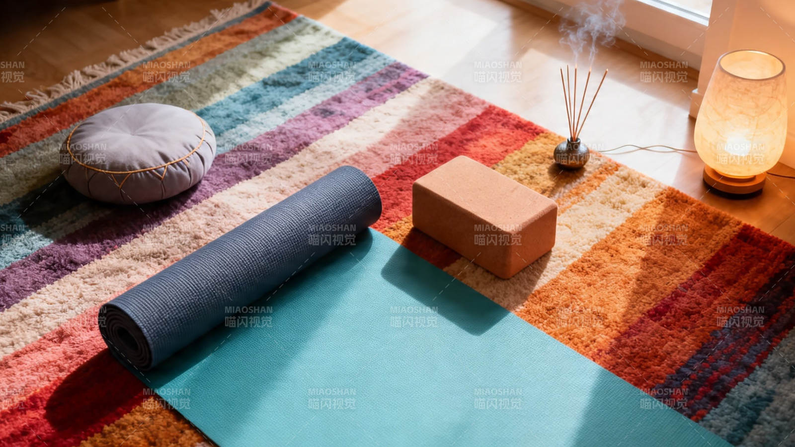 瑜伽垫上的宁静时光图片