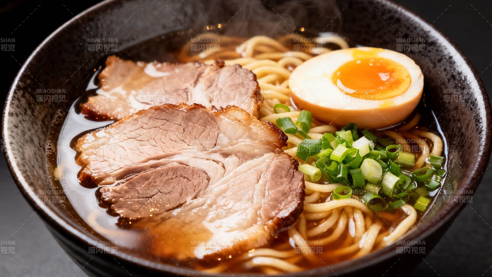 日式拉面 叉烧蛋香葱热汤面图片
