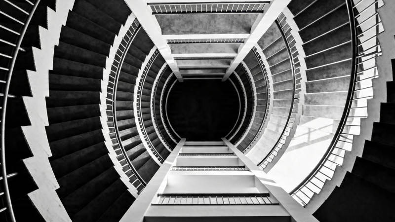螺旋楼梯 黑白纵深之美图片