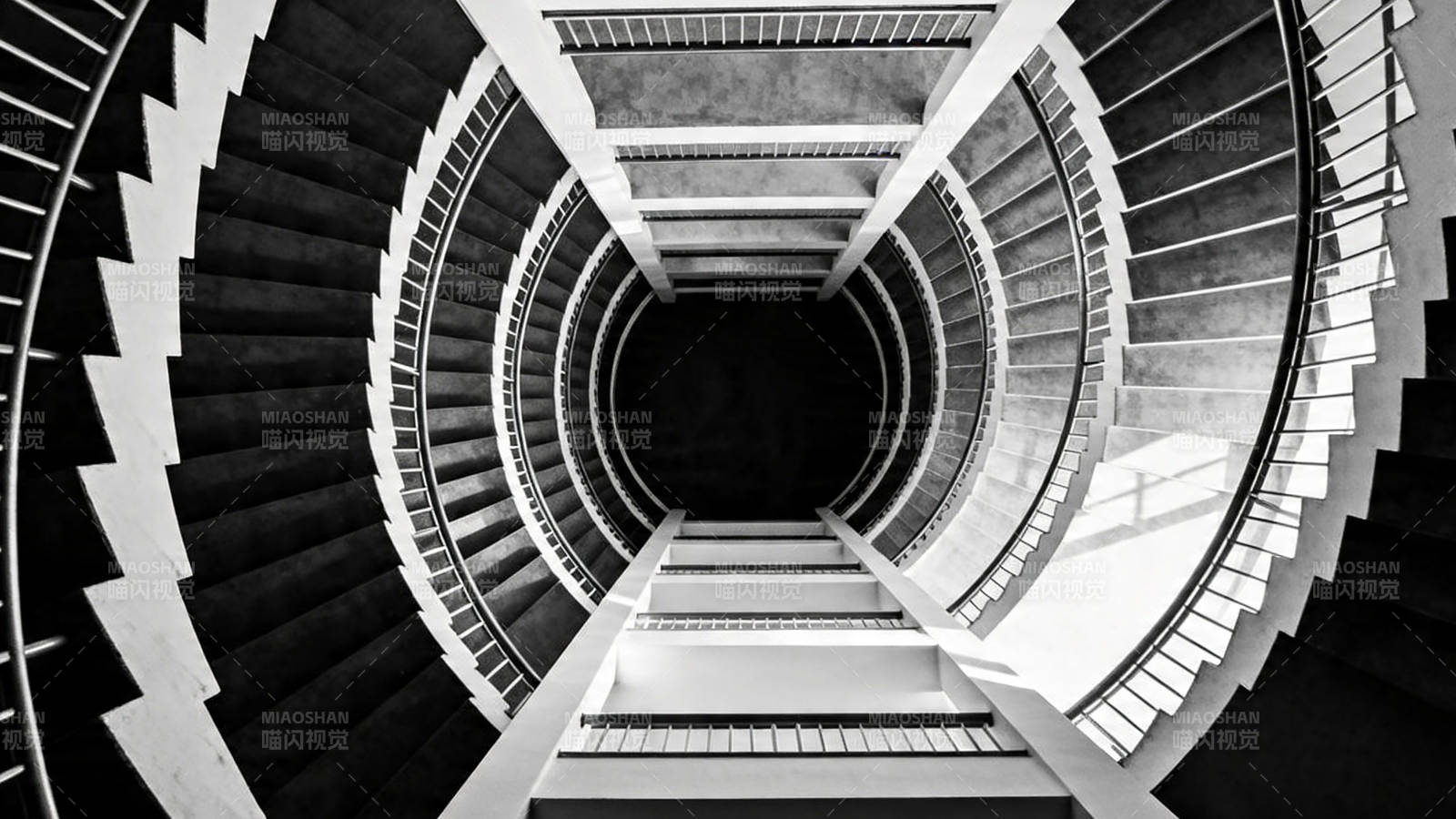 螺旋楼梯 黑白纵深之美图片