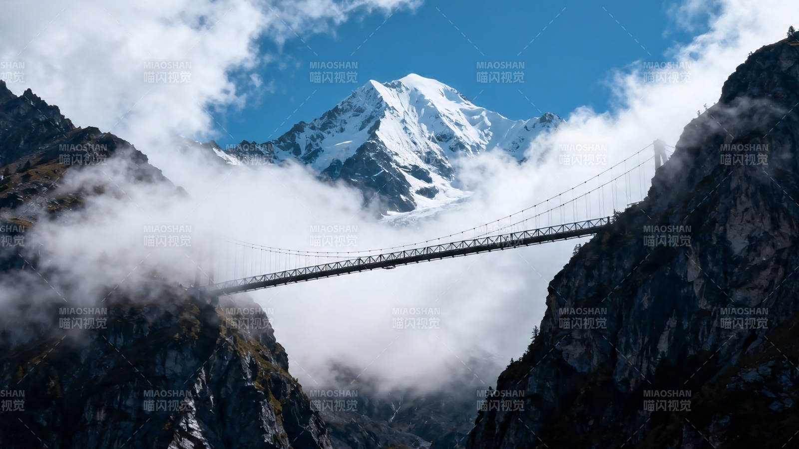 雪山云海悬索桥图片