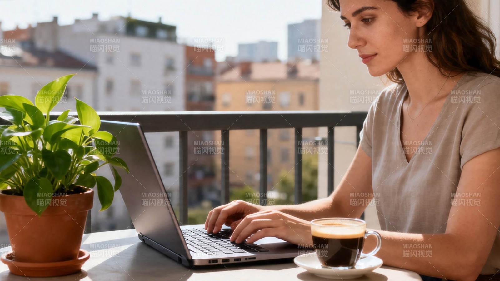 阳台办公 咖啡伴绿植图片