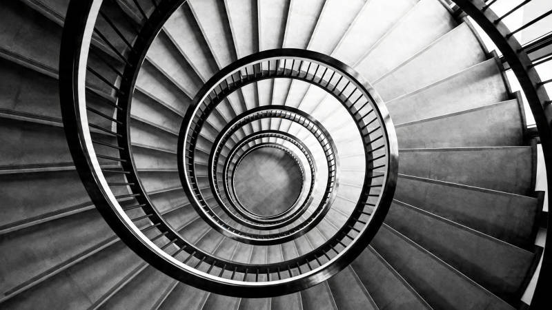 螺旋楼梯的黑白韵律图片