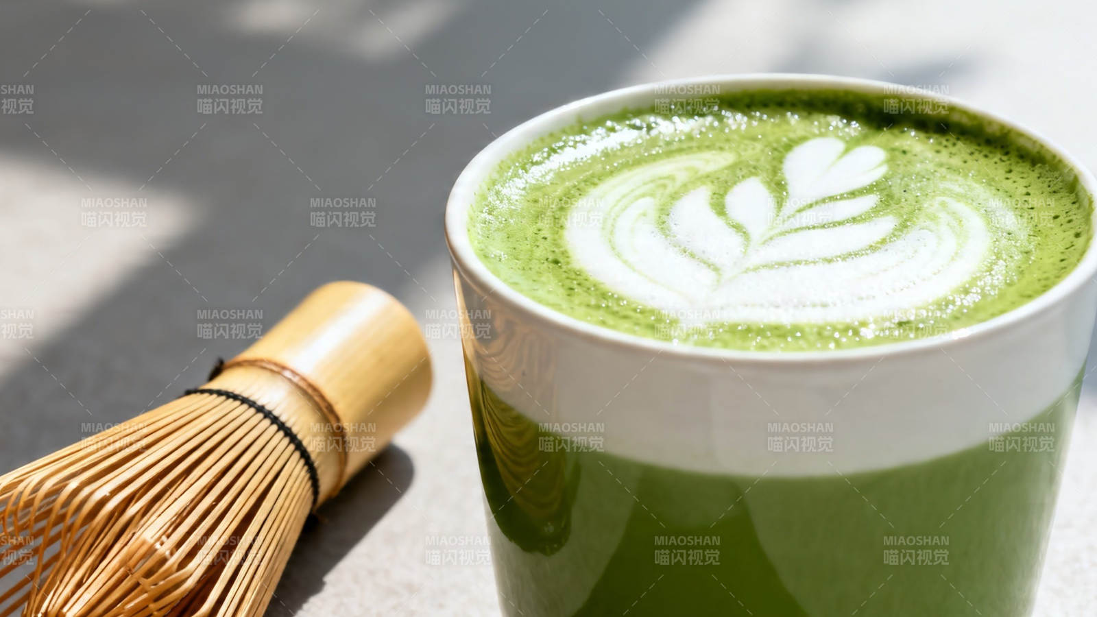 抹茶拿铁配茶筅 清新雅致图片