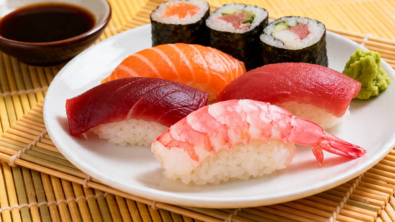 日式寿司拼盘配酱油芥末图片