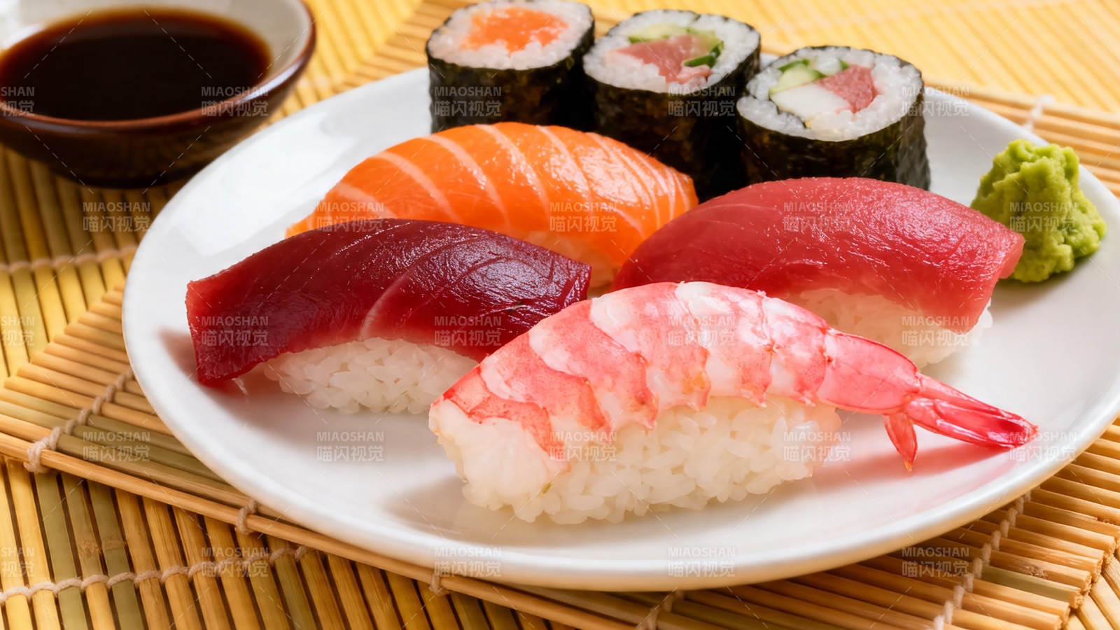 日式寿司拼盘配酱油芥末图片