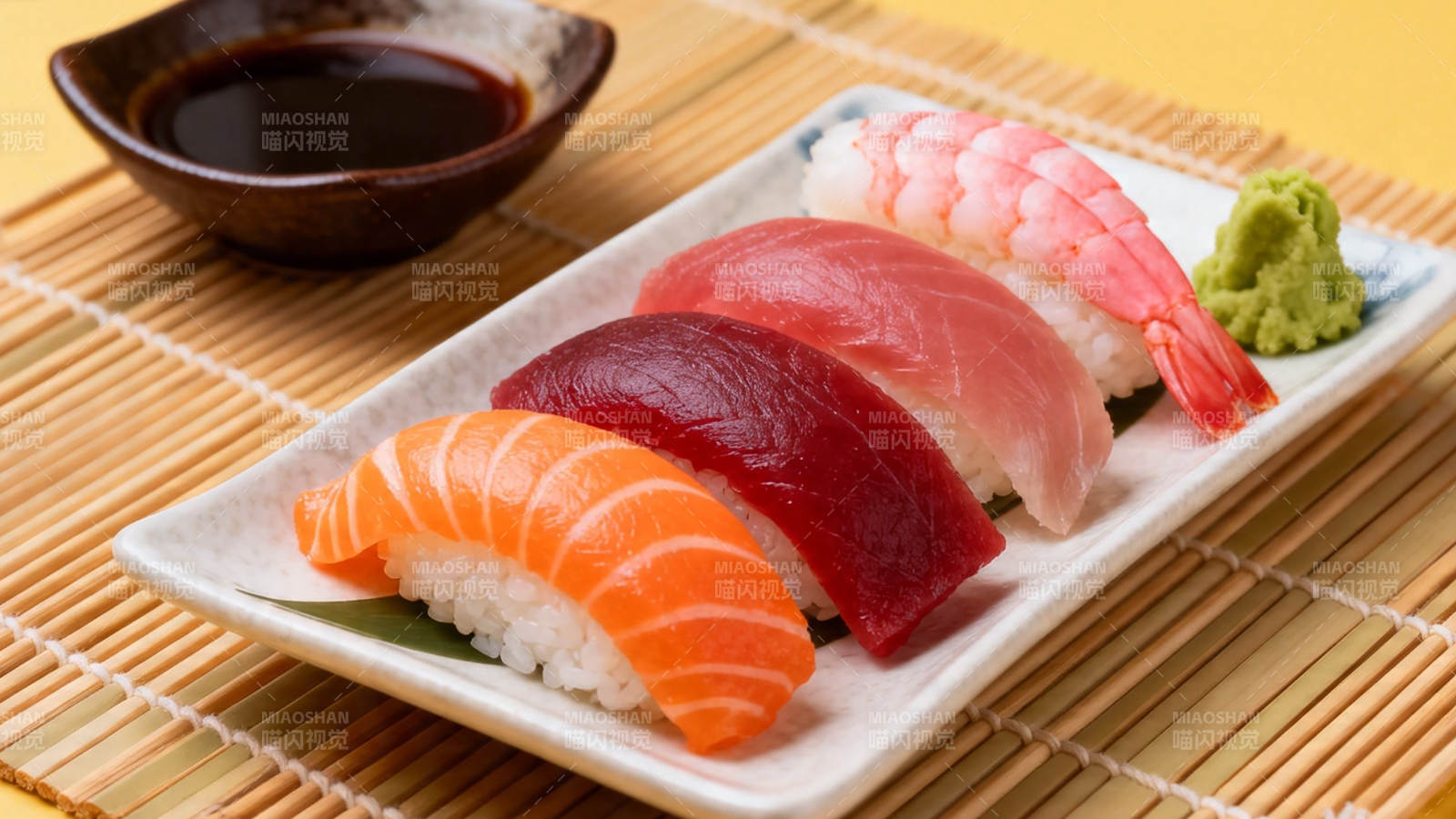 日式寿司拼盘配酱油芥末图片